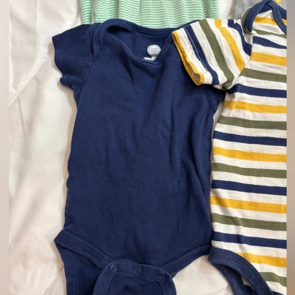 Bundle of 4 Multicolor Bodysuits Set 12 months with snaps